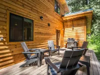 Elegant Chalet with Hot Tub and Gourmet Kitchen - Luxurious Mountain Retreat