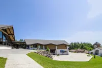 Ski-in/out mountainside condo with balcony, washer/dryer & high-speed WiFi Hotels in Ludlow