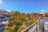 Hood River townhouse close to everything with river-view location & rooftop BBQ Hotels in Hood River
