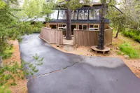 Private Hot Tub and Pool Table - Gorgeous Charming Retreat