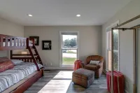 Spacious Suite with Fire Pit and Fishing Access - Charming Oasis Отели в г. Кларксвилл