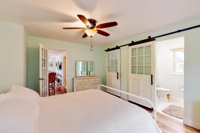 Coral Cove Retreat - Unit 6: Tranquil 2BR/2BA, Sleeps 6, Wifi, A/C, Near North Topsail Island