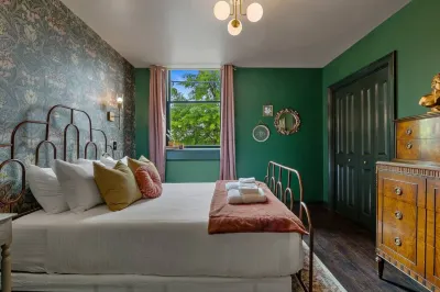 Artistic Lofts with Private Parking and Shared Lobby - Stunning Unique Retreat