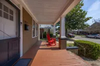 Modern Amenities Near University and Attractions - Stylish Haven