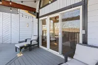 Spacious Balcony and Fire Pits - Stunning Lodge Retreat