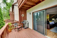 Hot Tub, River Access, and Walkable Location - Charming Retreat Hotel a White County