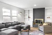 Fenced Backyard and Spacious Living Areas - Stylish Boho Escape 오버랜드파크 호텔