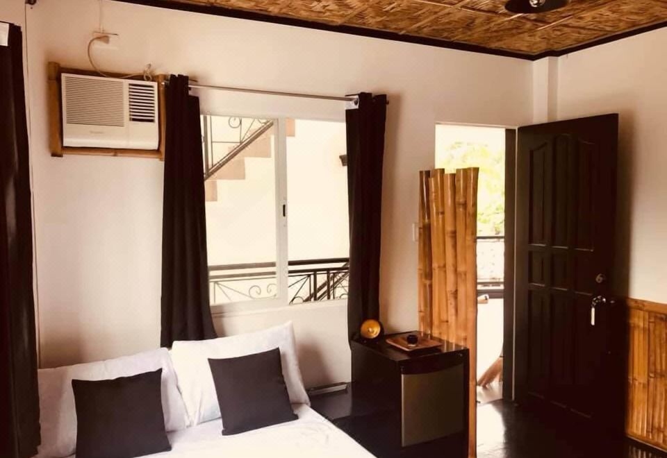 에브리데이 선데이 호텔 카페의 깔끔한 로비