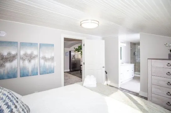 Couples Getaway | Walk to Unc | Free Cruiser Bikes