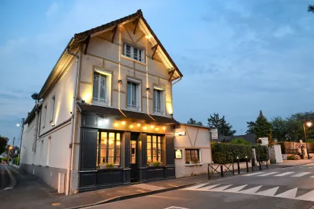 Auberge la Renaissance Отели рядом с достопримечательностью «Château de Champlâtreux»