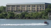 Hidden Falls Inn فنادق في ماربل فولز