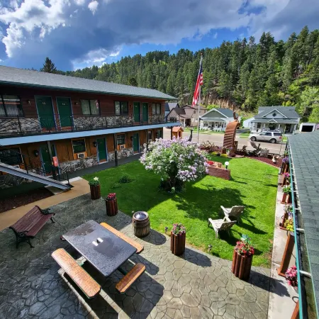 Cedar Wood Inn