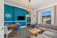 Top Sail - Beautiful Apartment, Minutes Walk to Beach and Town Centre - جاكوزي