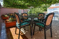 Lulak Studio Apartments Hotels in Оребич