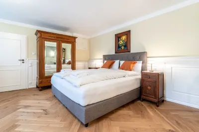 Altstadthotel Bachbräu Hotel dekat Schwimmbad Weilheim