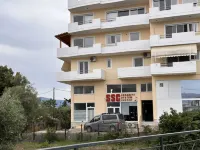 VerGian Brand New Spacious Apt at Agioi Theodoroi Các khách sạn ở Agioi Theodoroi