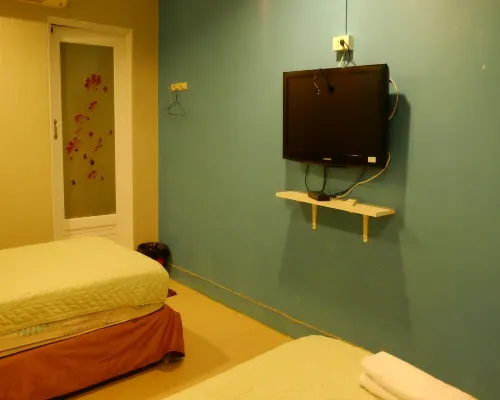 Kaikatak Resort Hotels near Wat Saranat Thammaram