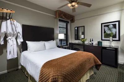 The Willows Hotel Hôtels à proximité de : Northeastern Illinois University