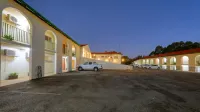Bishops Lodge Narrandera - parking