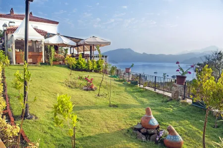 Swan Lake Hotel - Adult Only