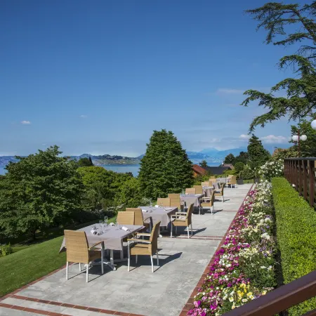 Hôtel Ermitage - Evian Resort Отели рядом с достопримечательностью «Железнодорожный вокзал Эвиан»