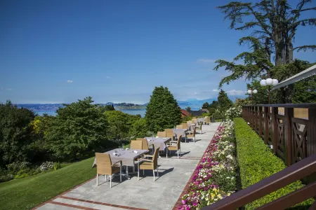Hôtel Ermitage - Evian Resort Отели рядом с достопримечательностью «Buvette et Source Cachat»