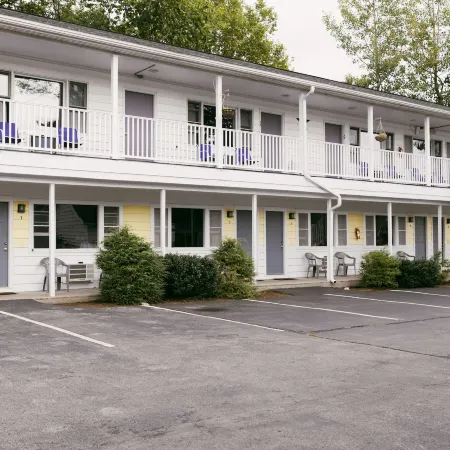 Admiral Motel Отели рядом с достопримечательностью «Форт Уильям Генри»