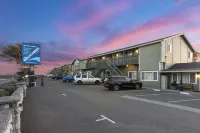 Beachcomber Motel - parking