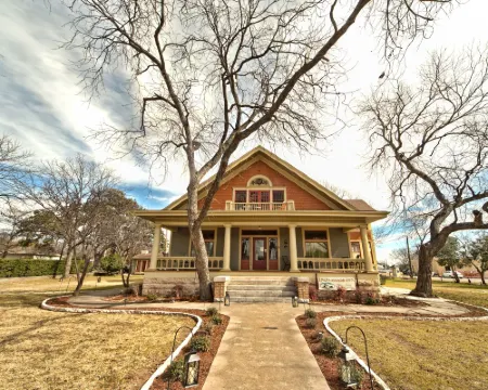 Iron Horse Inn Hotels in Hood County