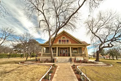 Iron Horse Inn Отели рядом с достопримечательностью «The Aston-Landers Building»