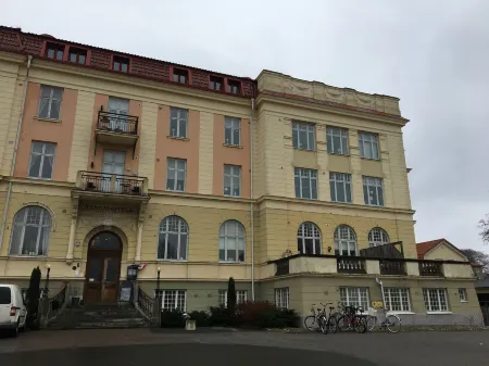 Stadshotellet Sölvesborg Отели в г. Bromolla