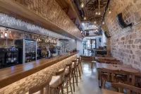 10GR Boutique Hotel & Wine Bar - bar