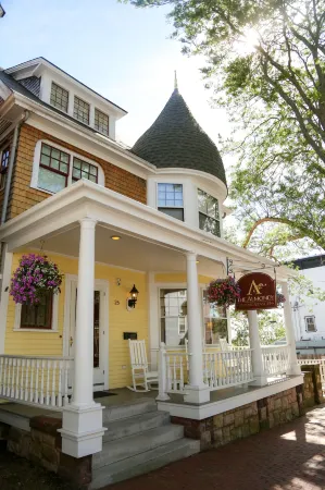 Almondy Inn Отели рядом с достопримечательностью «Брейкерс»