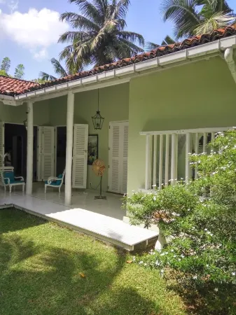 Bungalow Sud Отели рядом с достопримечательностью «Си Тертл Хатчери - Хабарадува»