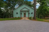 Cozy Lakehouse w/ Fire Pit & Bed Swing Near Mammoth Cave National Park - 3-Sterne