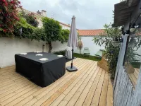 House with XXS swimming pool, in the heart of town, 900 m from the beach