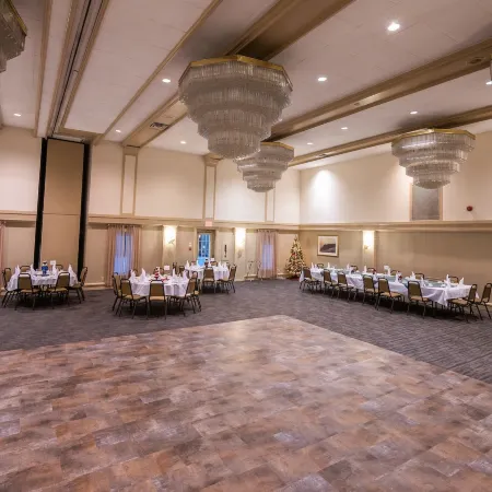 Ramada by Wyndham Thunder Bay Airlane Hotel