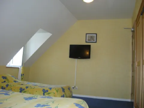 Hotel la Renaissance Hotels near Fun Box