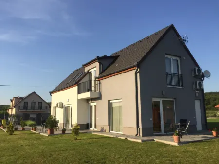 Szabolcs Apartments Отели в г. Эгерский яраш