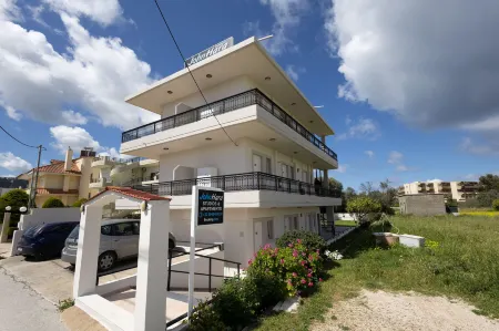 Johnhara Studios & Apartments Отели рядом с достопримечательностью «Anthony Quinn Bay»