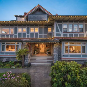 Dashwood Manor Seaside Bed & Breakfast