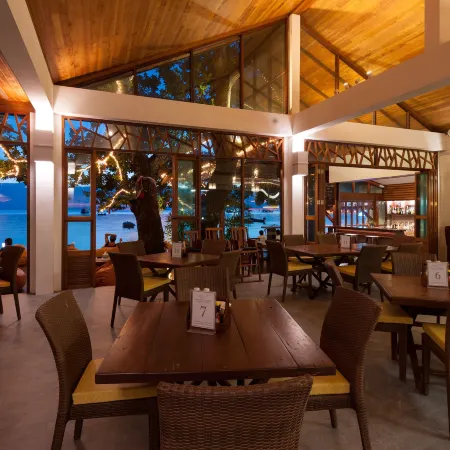 Sairee Hut Resort Koh Tao Отели рядом с достопримечательностью «Дайвинг-центр Goodtime Adventures»