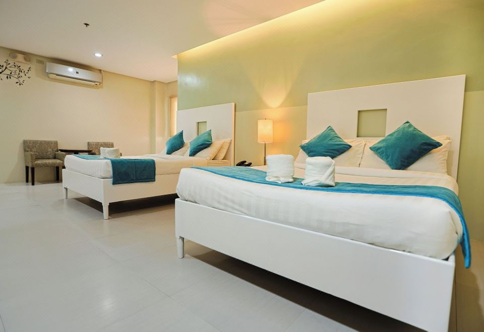 Holiday Suites의 깔끔한 객실 내부