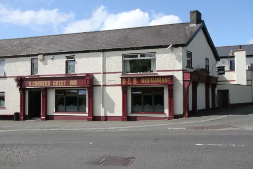 5 Corners Guest Inn - parking