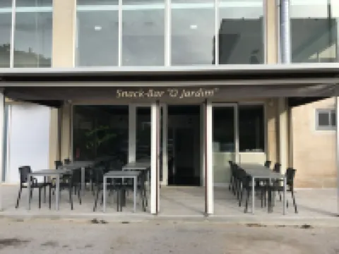 アパルタメントス ジャルダンズ ダ ロチャ プライア・ドス・トレッス・カステロス周辺のホテル