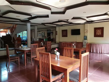 De'Qur Hotel Bandung Отели рядом с достопримечательностью «Upside Down World Bandung»