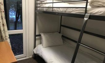 Chalet-Sleeps6-Parking-Garden-Pool