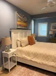 Cozy, convenient poolside by canal and beach .9 m Downtown shops and eateries