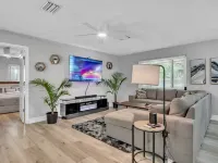 Hot Tub, Fire Pit, Near the Beach! Hotels in Edgewater