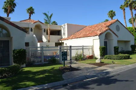 Desert Breezes Resort Отели в г. Палм-Дезерт